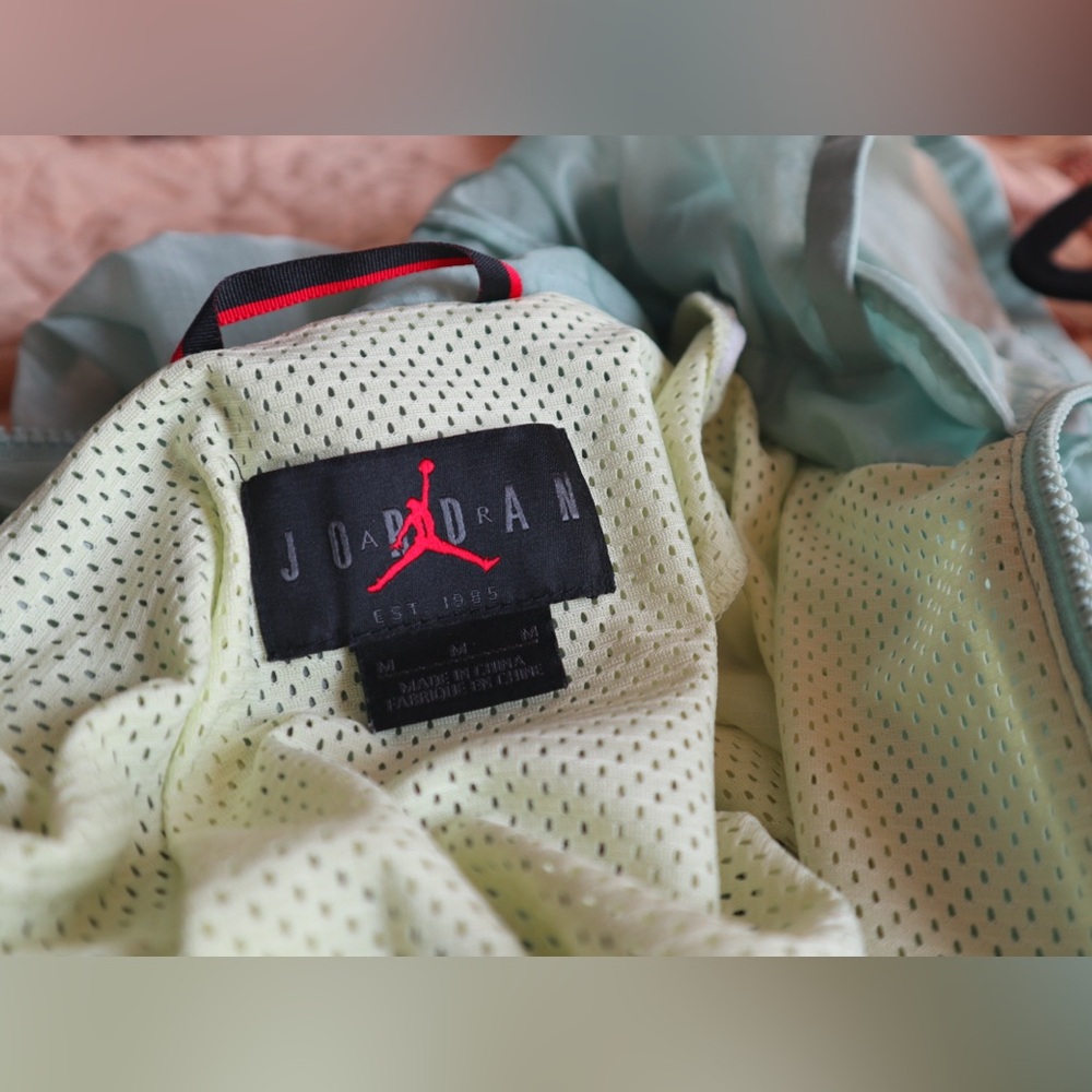 M - Air Jordan Light Windbreaker